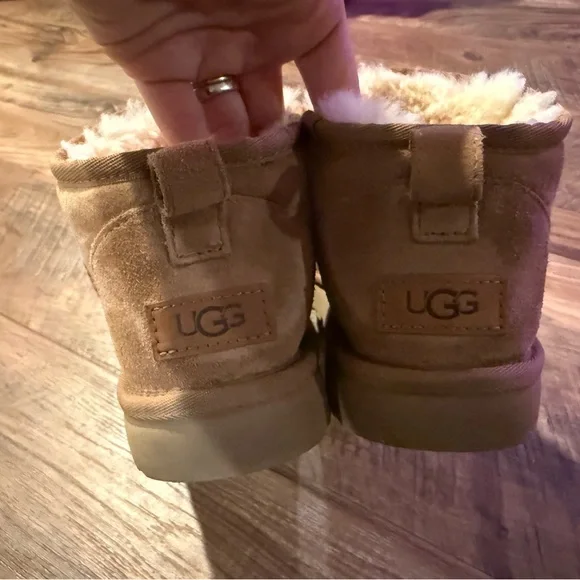 UGG Classic Ultra Mini Chestnut size 8 - Picture 2 of 3